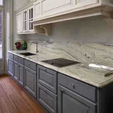 Foto di cucina rivestiata in marmo.