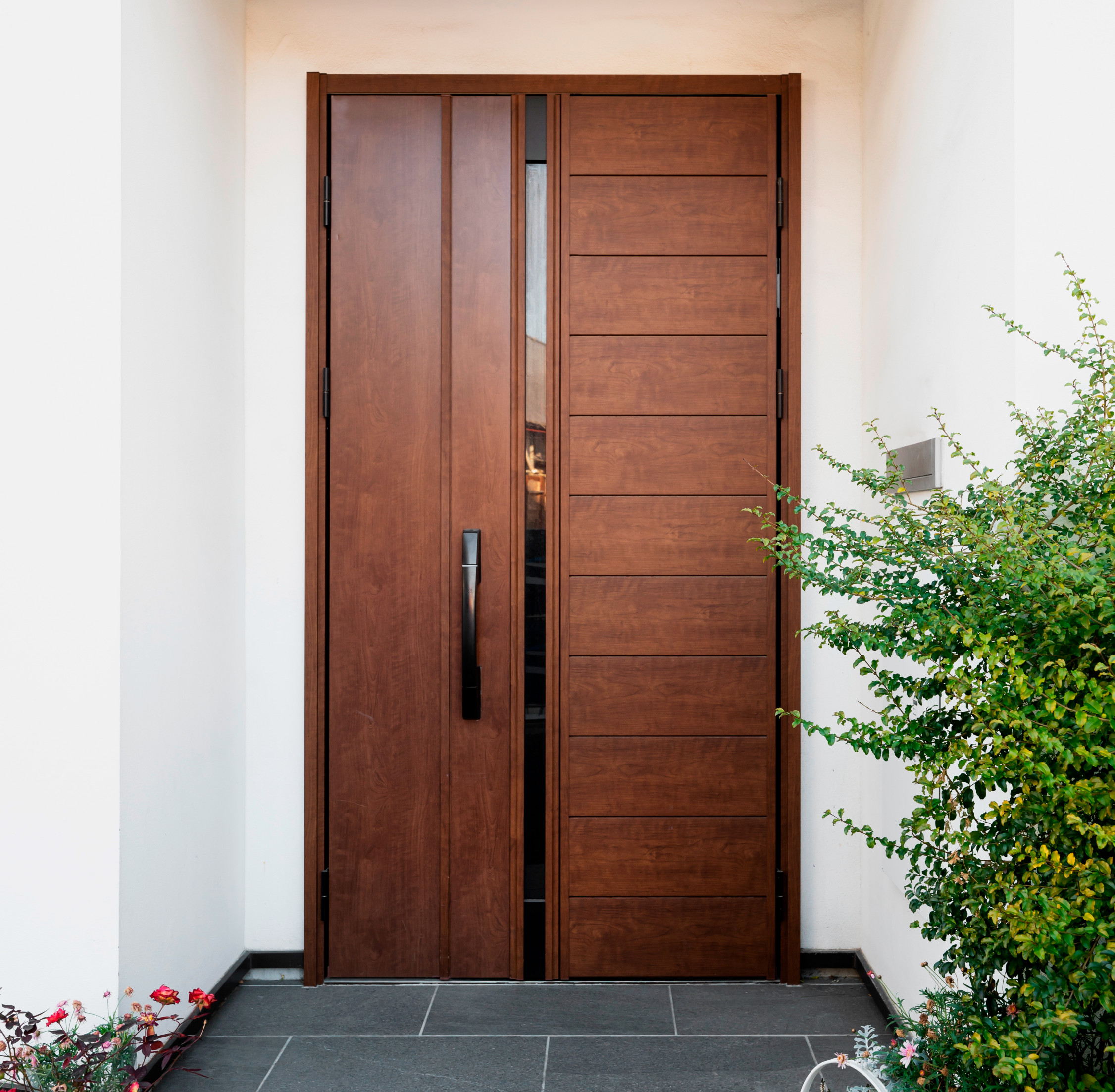 Foto di una porta in legno per evidenziare i serramenti proposti da Il Tarlo Mobili.