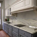Foto piano da cucina in marmo.
