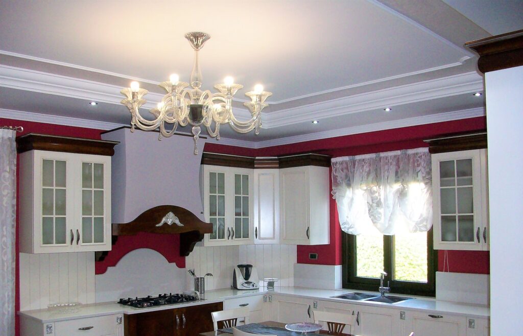 Foto cucina stile classico bianca e rossa.