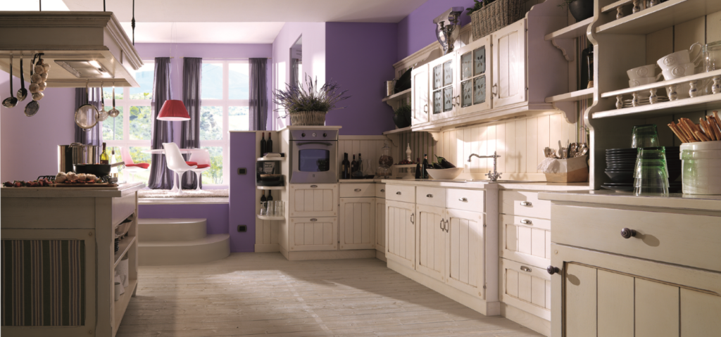 Cucina classica con pareti viola.