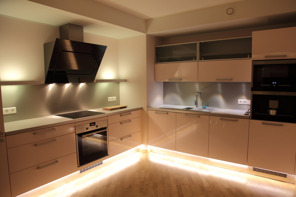 Foto di cucina moderna con feretti per illuminazione e led.