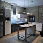 Immagine di cucina moderna con pietra.