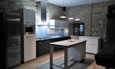 Immagine di cucina moderna con pietra.
