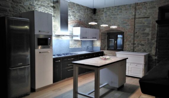 Immagine di cucina moderna con pietra.