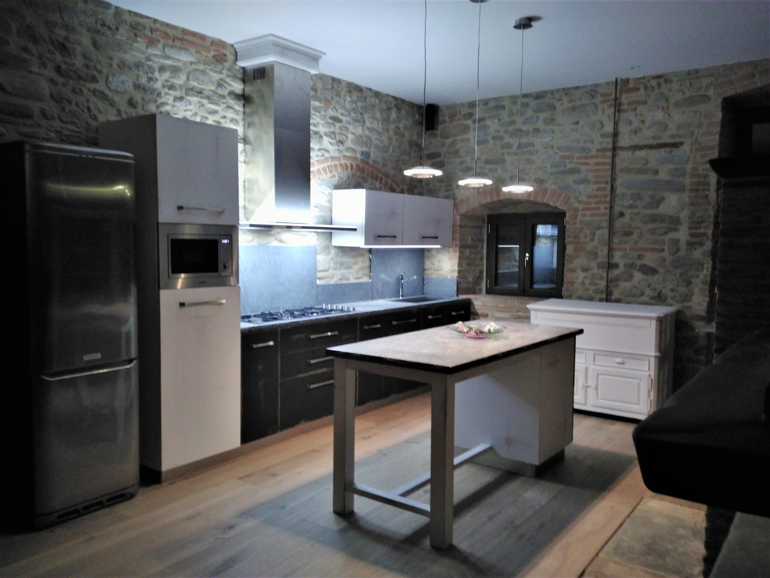 Immagine di cucina moderna con pietra.
