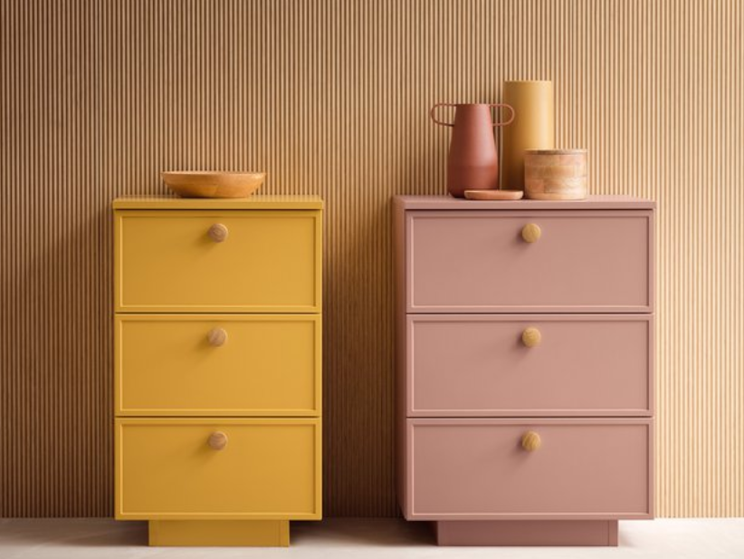 Due mobili con cassetti per il bagno: giallo e beige.