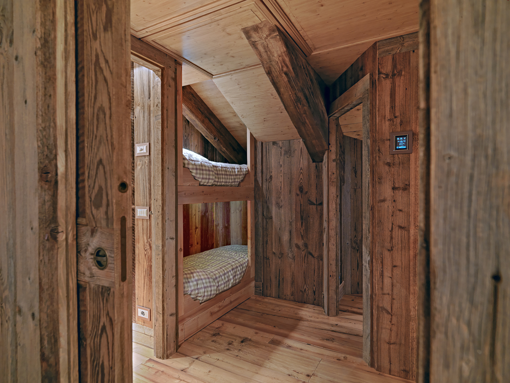 Foto di interno di casa arredata totalmente in legno,